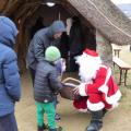 Le père Noël distribue des bonbons - Marché de Noël - Avel Deiz